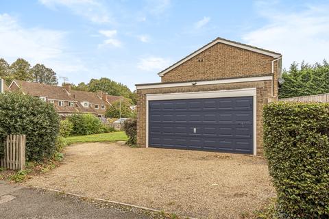 2 Chestnut Way, Godalming, GU7 1TN