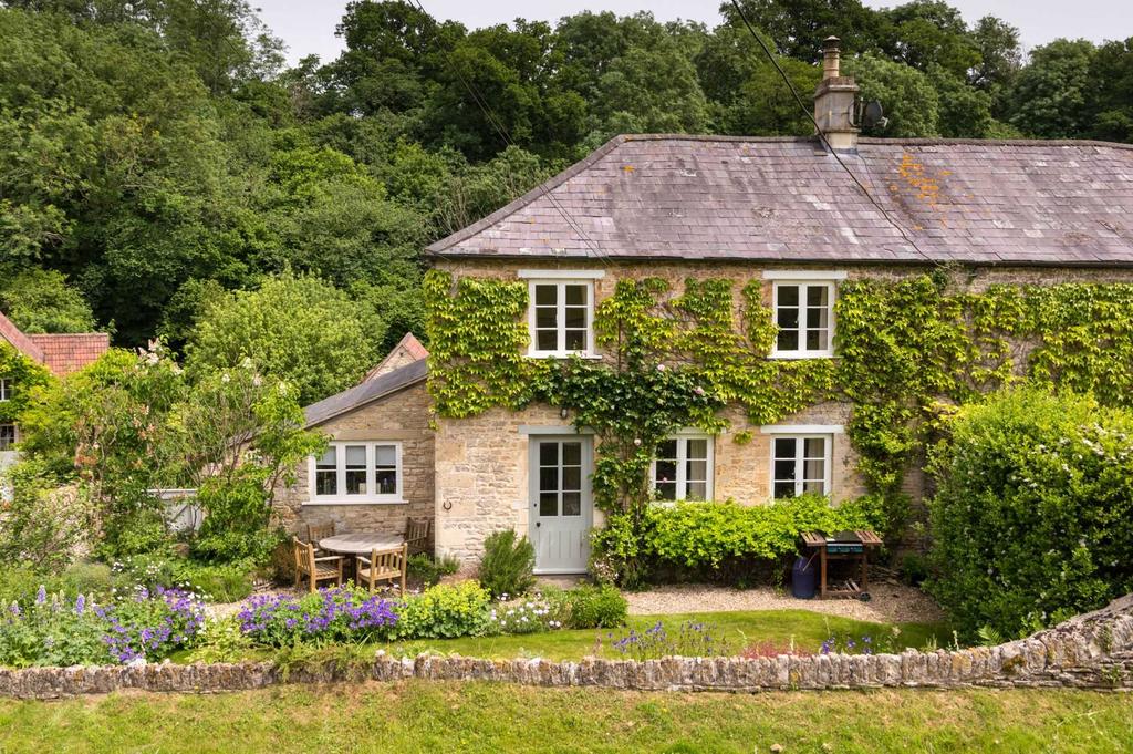 West Kington 2 bed house £1,350 pcm (£312 pw)