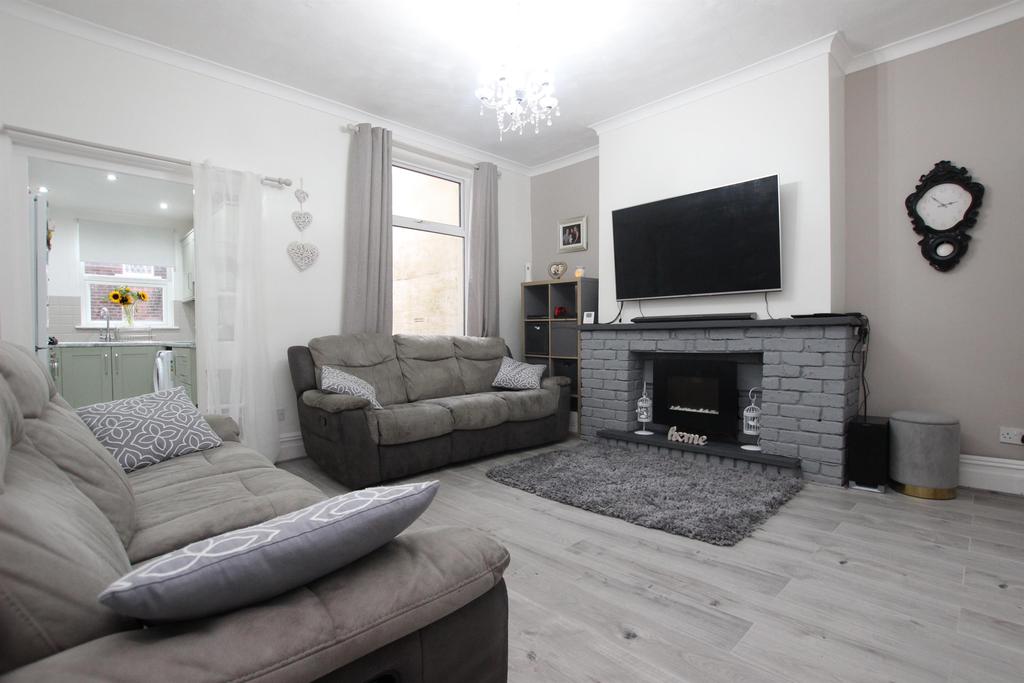 Park Road, Darwen, BB3 2LB 3 bed terraced house £130,000