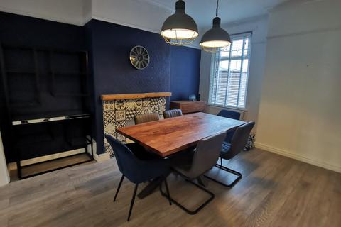 2 bedroom terraced house to rent, Manchester Old Road, M24 4GB