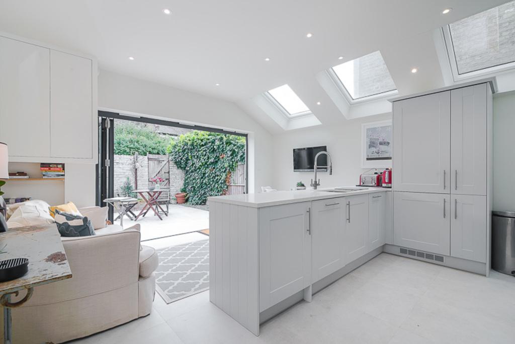 Second Avenue, Mortlake, SW14 8QF 2 bed ground floor flat £675,000