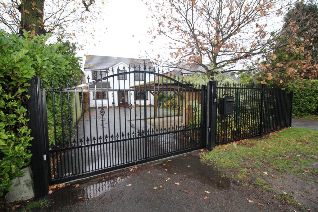 Truemans Heath Lane, Hollywood 4 bed detached house £1,700 pcm (£392 pw)