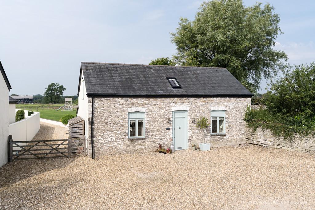 Wick Road, Ewenny, Vale Of 4 bed barn conversion £1,750