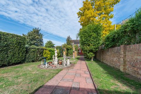19 Garden Close, Wallington, SM6 8LW