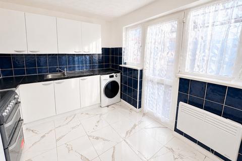 2 bedroom terraced house to rent, Greencroft Close London