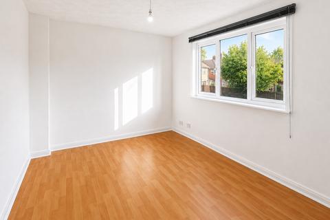 2 bedroom terraced house to rent, Greencroft Close London