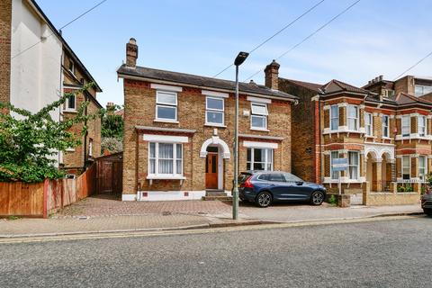 4 bedroom detached house to rent, Ravensbourne Road, Bromley