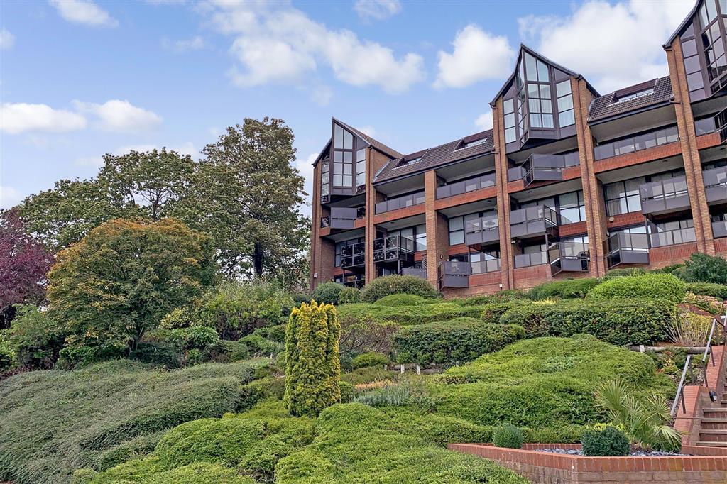 Esplanade, Rochester, Kent 3 bed ground floor flat £350,000
