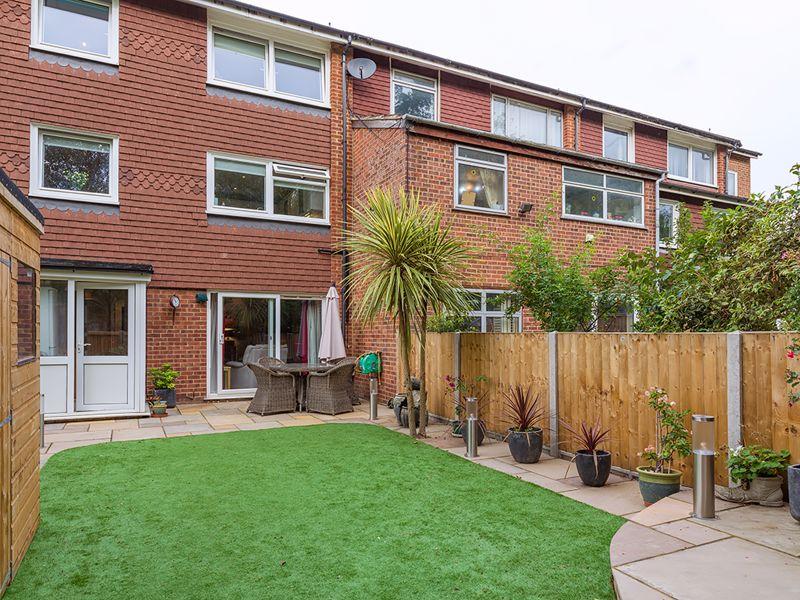 Angus Close, Chessington,KT9 3 bed terraced house £475,000