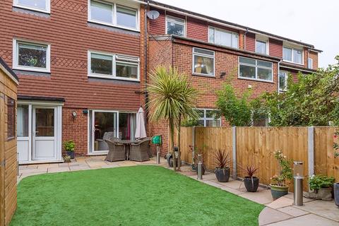 2f Angus Close, Chessington, KT9 2BP