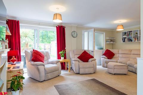 2f Angus Close, Chessington, KT9 2BP