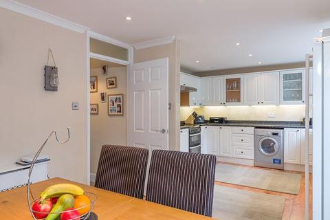 2f Angus Close, Chessington, KT9 2BP