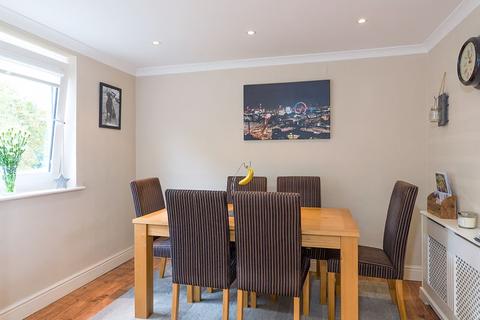 2f Angus Close, Chessington, KT9 2BP