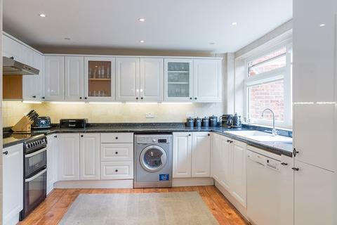 2f Angus Close, Chessington, KT9 2BP