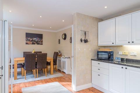 2f Angus Close, Chessington, KT9 2BP