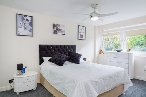 2f Angus Close, Chessington, KT9 2BP