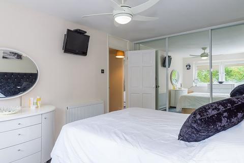 2f Angus Close, Chessington, KT9 2BP