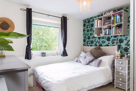 2f Angus Close, Chessington, KT9 2BP