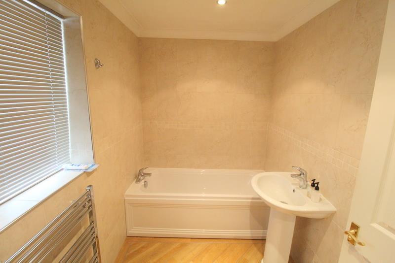 Lea Green Lane, Wythall, Birmingham 2 bed bungalow £850 pcm (£196 pw)