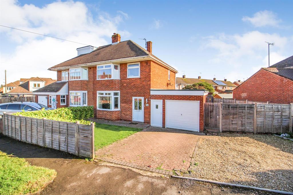 Richmond Gardens, Longlevens, Gloucester 3 bed semidetached house £