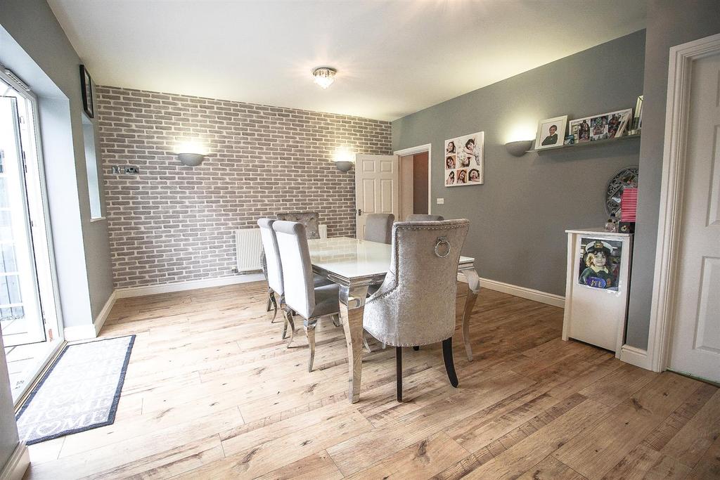 Enfield Road, Hunt End, Redditch 4 bed mews £325,000