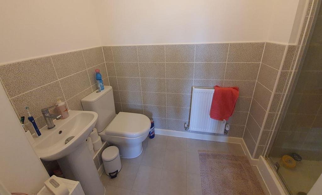 9 Poplar ensuite.JPG