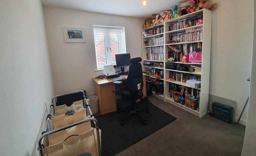 9 Poplar bedroom2.JPG