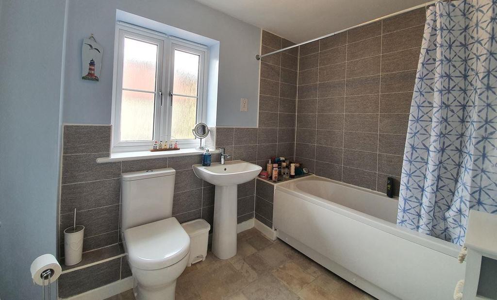 9 Poplar bathroom1.JPG