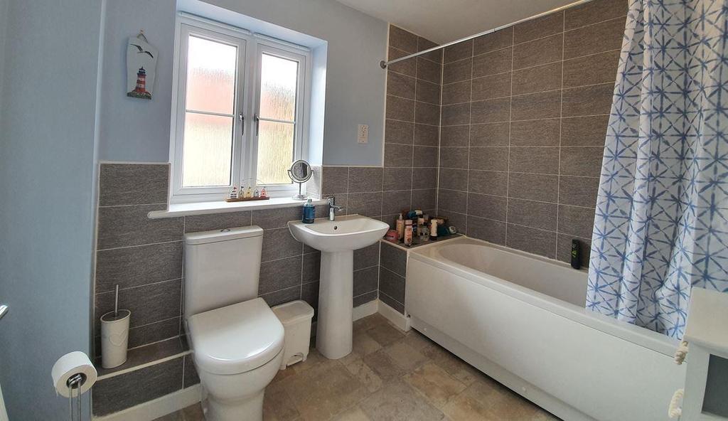 9 Poplar bathroom.JPG