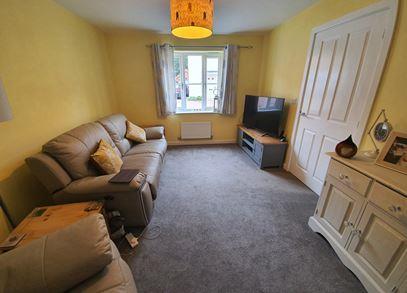 9 Poplar - lounge.JPG