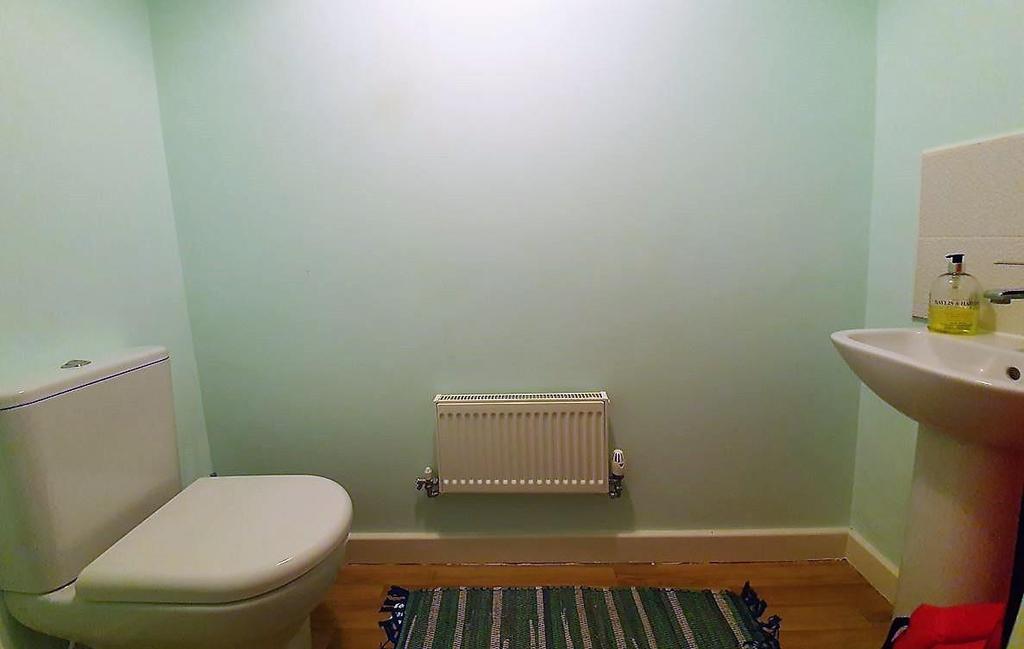 9 Poplar cloakroom.JPG