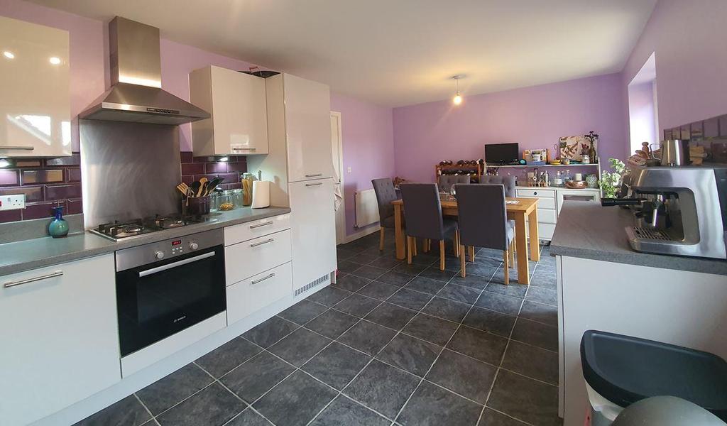 9 Poplar - kitchen1.JPG