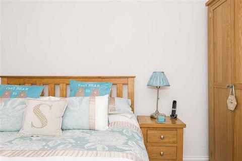 2 Hillside Close, Banstead, SM7 1ET