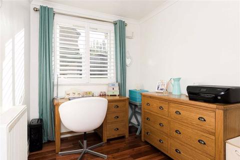 2 Hillside Close, Banstead, SM7 1ET
