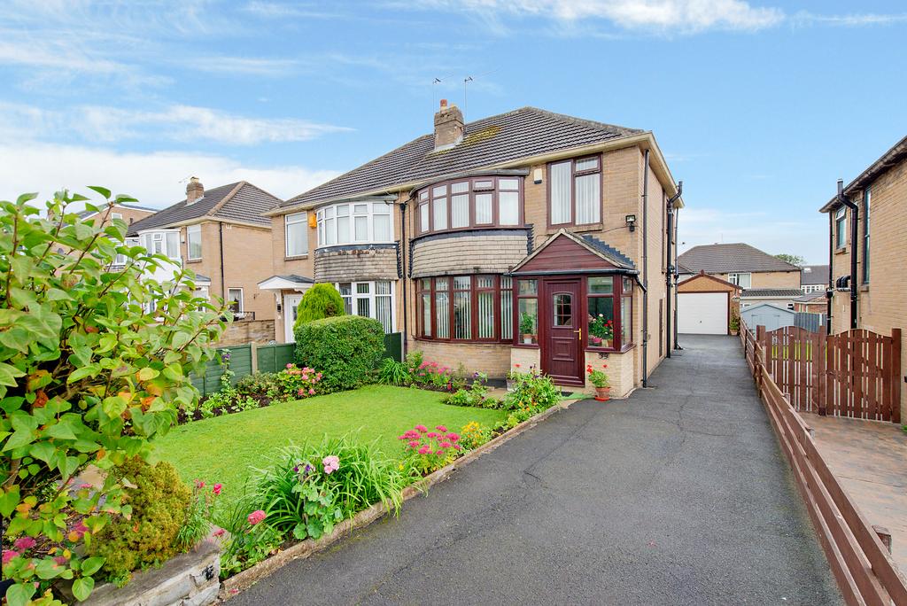Carr Manor Avenue, Leeds, LS17 3 bed semidetached house £300,000
