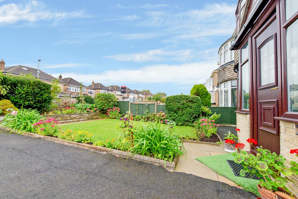 Carr Manor Avenue, Leeds, LS17 3 bed semidetached house £300,000