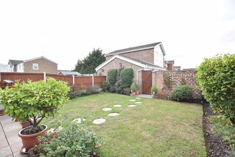2 Banister Close, Clacton-on-sea, CO16 8XD