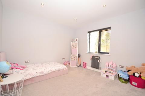 10 Ascot Road, Broadstone, BH18 9EZ