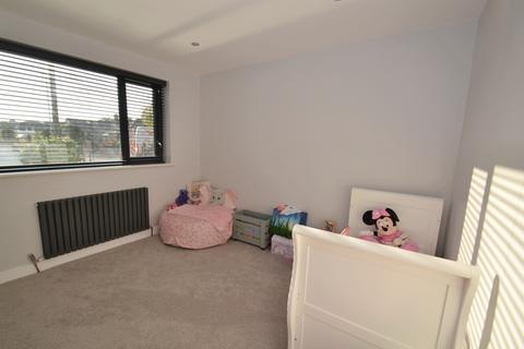 10 Ascot Road, Broadstone, BH18 9EZ