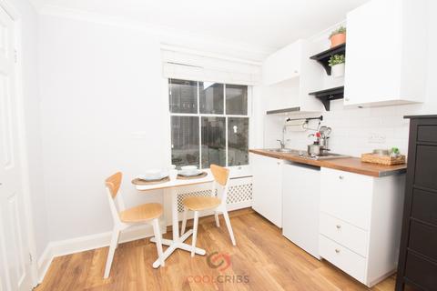 Studio to rent, Kensington Gardens Square, London  W2