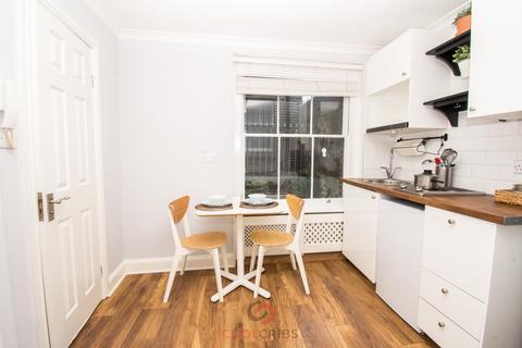 Studio to rent, Kensington Gardens Square, London  W2