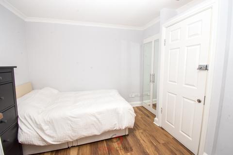 Studio to rent, Kensington Gardens Square, London  W2