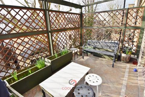 Studio to rent, Kensington Gardens Square, London  W2