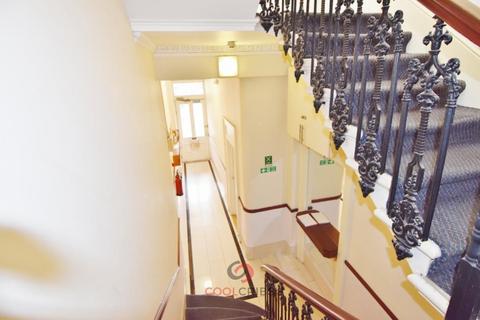 Studio to rent, Kensington Gardens Square, London  W2
