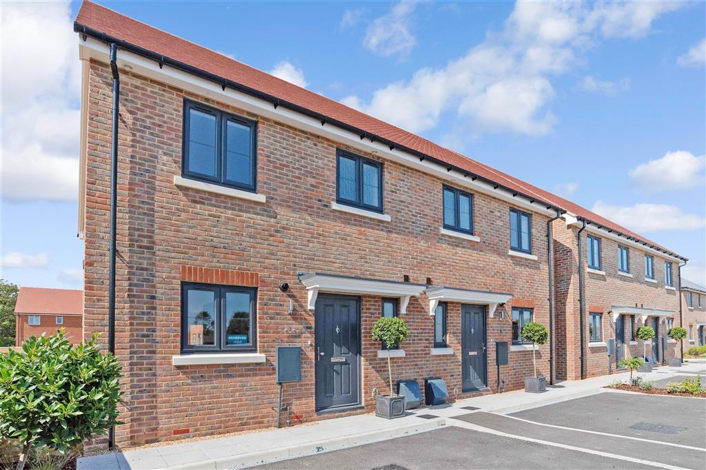 Pottery Grove, The Droveway, Deal, Kent 3 bed semidetached house £