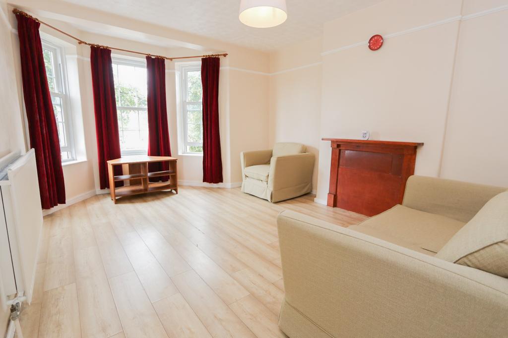 Three Double Bedroom Flat in Brixton