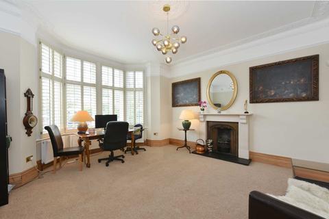7 Hale Gardens, London, W3 9SG