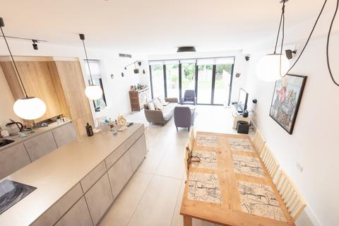 67 The Ridgeway, London, NW11 8PH