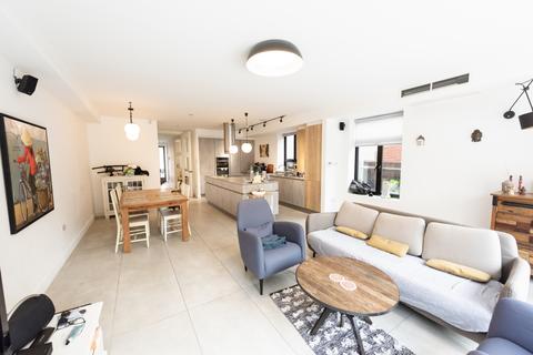 67 The Ridgeway, London, NW11 8PH
