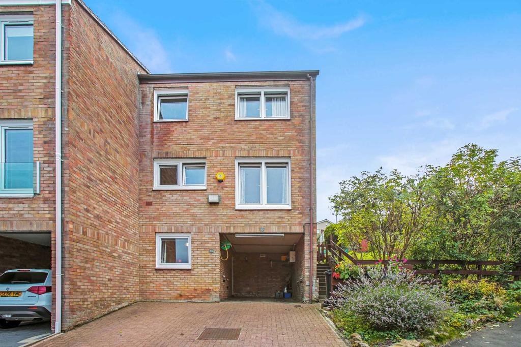 Ballater Drive, Paisley 4 bed end of terrace house £159,950